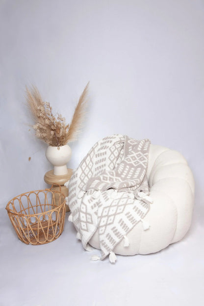 Greige & White Diamond Point with Tassel Print Throw