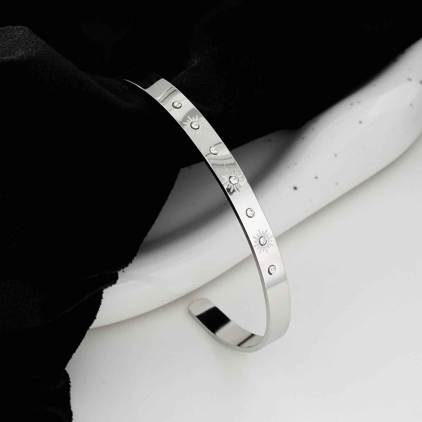 CHIMAKAK Silver (White Gold): Star-Engraved Zirconia Embedded Band Bracelet