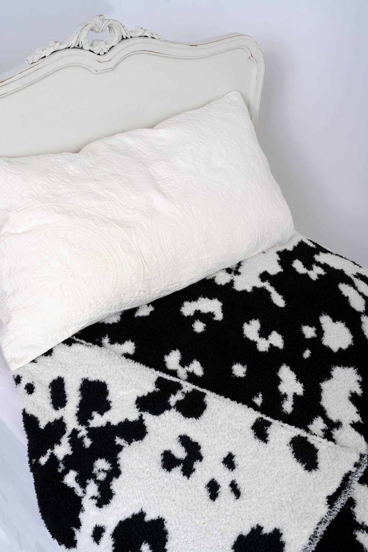 Black & White Cow Print Twin Bed Throw Blanket