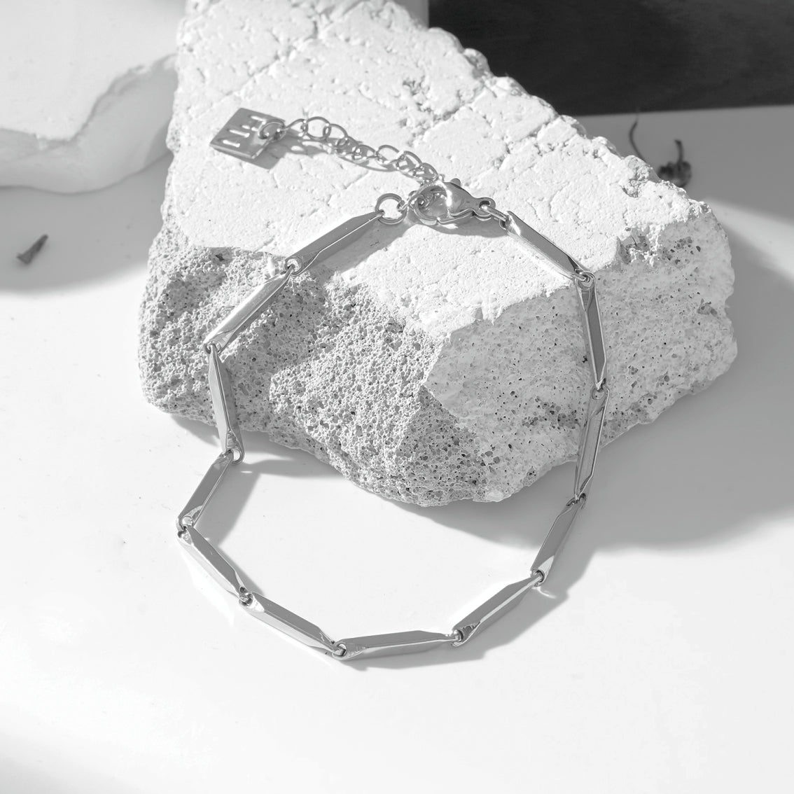 Style ITARSI Silver: Minimalist Geometric Shaped Beaded Chain Bracelet